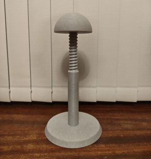 Ajustable helmet stand